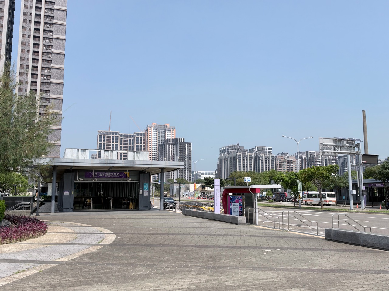 A7體育大學站入口與周邊街景，小龍於2026年9月30日實地拍攝